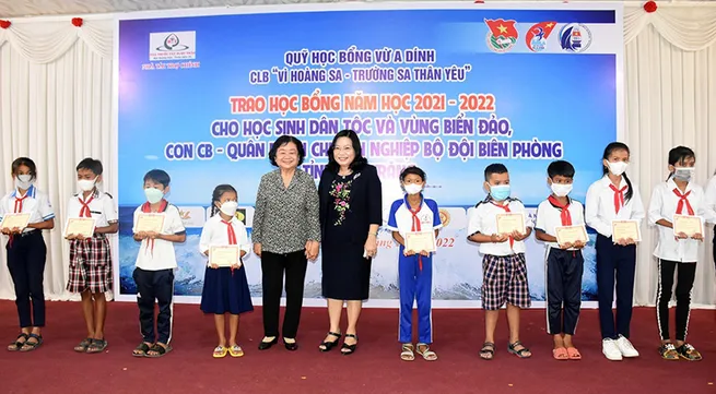 Soc Trang: 110 scholarships presented to needy students