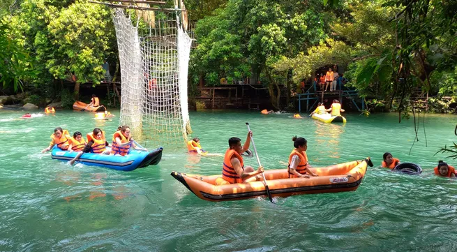 Localities see surges in tourist numbers during five-day holidays