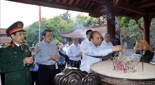 President offers incense to legendary ancestors of Vietnam