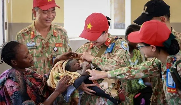 Vietnamese “blue beret” doctors help raise South Sudanese women's awareness of health care