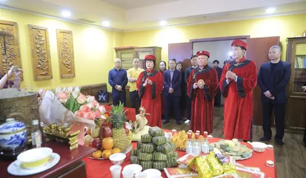 Overseas Vietnamese abroad commemorate legendary national founders