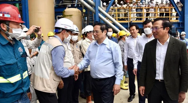 PM tours socio-economic establishments in Thai Binh