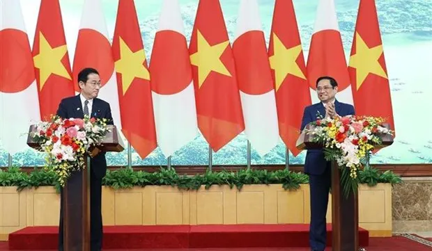 Prime Ministers Pham Minh Chinh and Kishida Fumio held a joint press conference and witnessed the ex