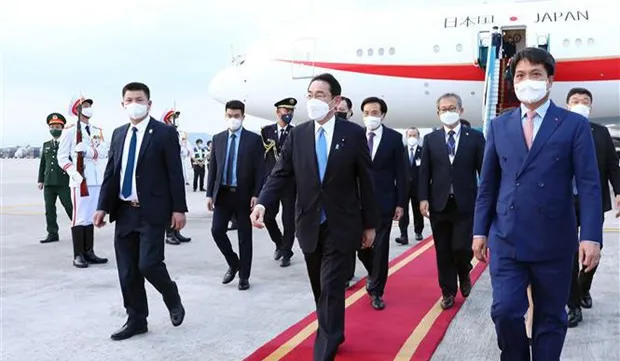 Japanese PM begins official visit to Vietnam