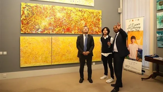Vietnamese young artist’s paintings exhibited in UK