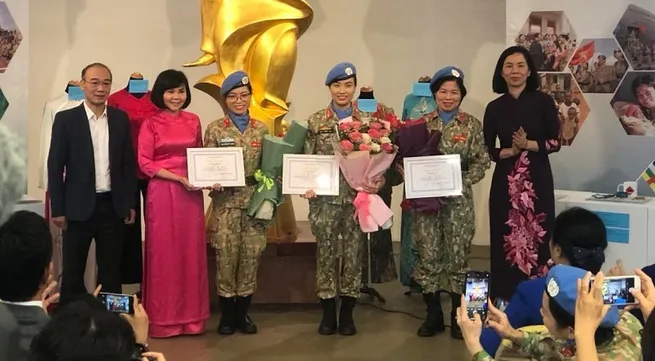 Peacekeeping officers present souvenirs to Vietnam Women's Museum