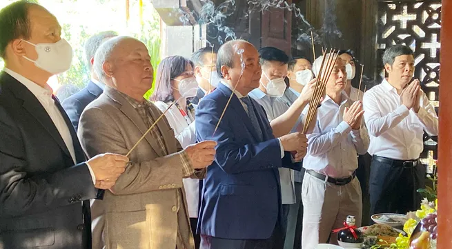 President commemorates hero Hoang Dieu at Thang Long Citadel