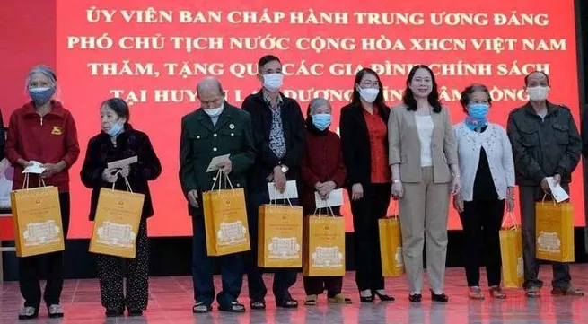 Vice President presents gifts to policy beneficiaries in Lam Dong Province
