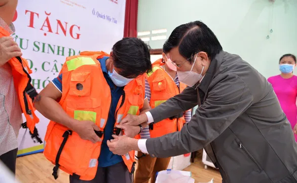 1,000 life jackets presented to needy fishermen in Quang Ngai