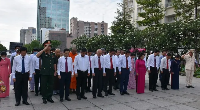 Ho Chi Minh City leaders offer incense in tribute to President Ho Chi Minh