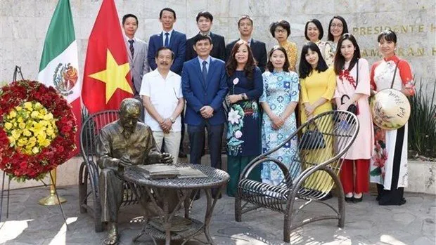 Tribute for late President Ho Chi Minh continues overseas