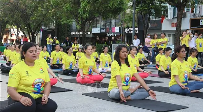 Nearly 1,000 people join a mass yoga performance in response to International Day of Yoga 2022