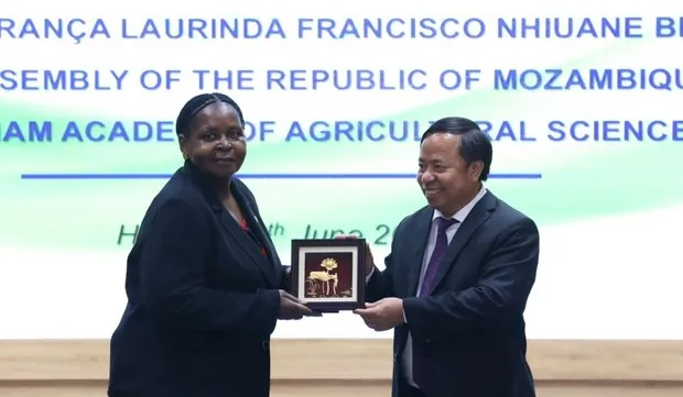 Mozambican guest visits Vietnam Academy of Agricultural Sciences
