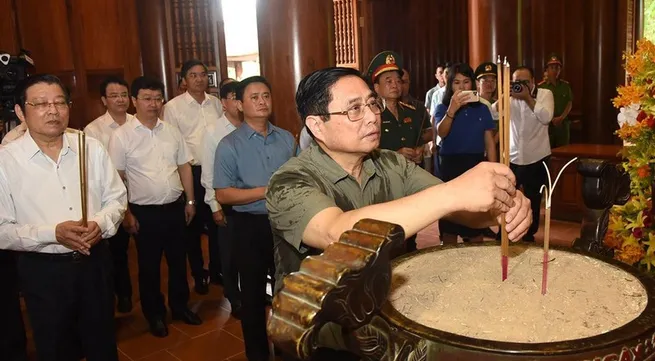 Prime Minister commemorates late President, martyrs in Nghe An