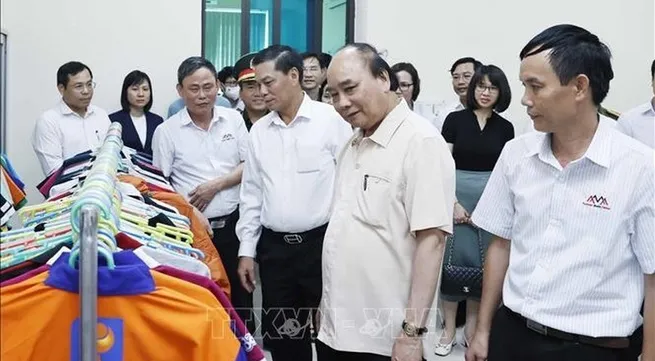 President visits garment production factory in Hai Phong