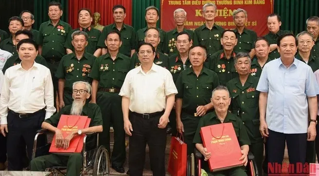 Prime Minister presents gifts to war invalids in Ha Nam province