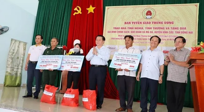 Secretary of the Party Central Committee presented gifts to policy beneficiaries in Dong Nai