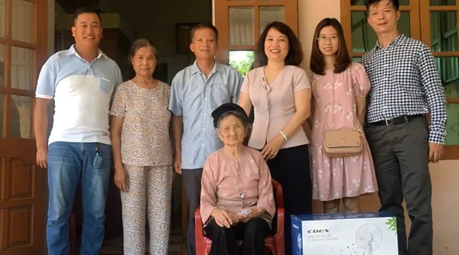 Vietnam Television visits and presents gifts to Vietnam Heroic Mothers on the occasion of July 27