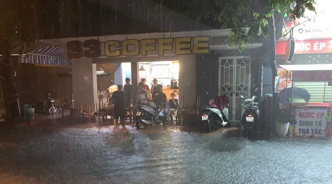 Storm Maon floods many streets in Hai Phong