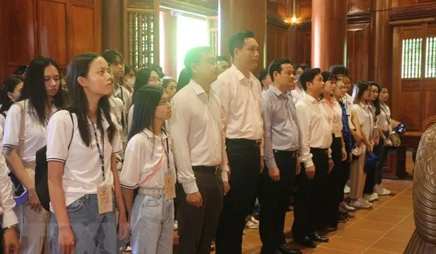 Young overseas Vietnamese visit President Ho Chi Minh’s hometown