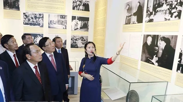 Exhibition highlights Vietnam-Laos friendship, solidarity, cooperation