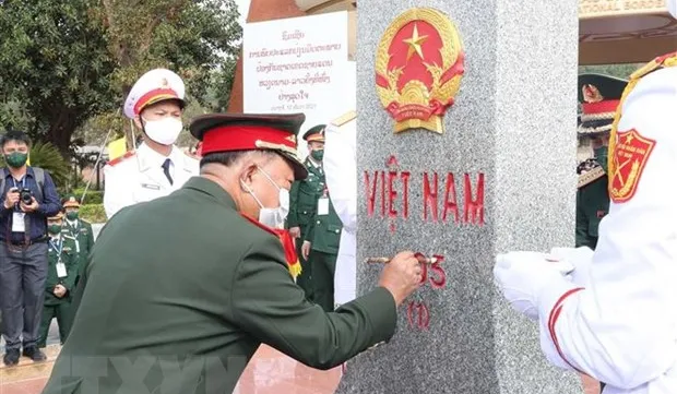 Vietnam, Laos strengthen defence ties