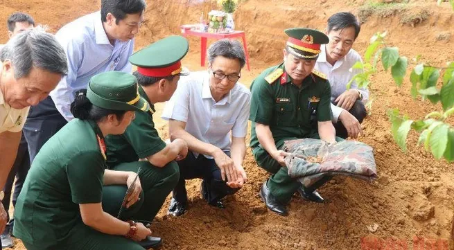 Deputy PM Vu Duc Dam pays tribute to fallen soldiers in Quang Tri