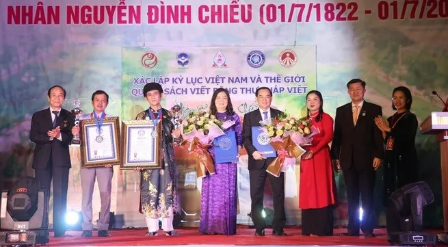 Calligraphy book on celebrity Nguyen Dinh Chieu sets world record