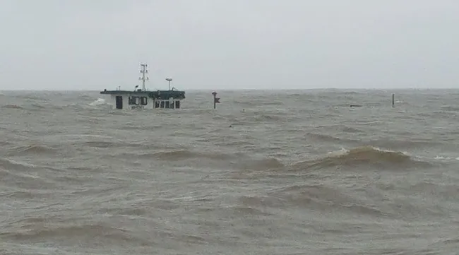 Seven crew members saved from sunken vessel in Thai Binh