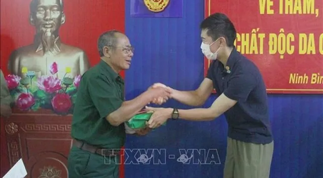 Japanese association presents gifts to AO victims in Ninh Binh