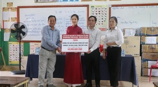 Gifts presented to students of Khmer-Vietnam friendship primary school in Cambodia