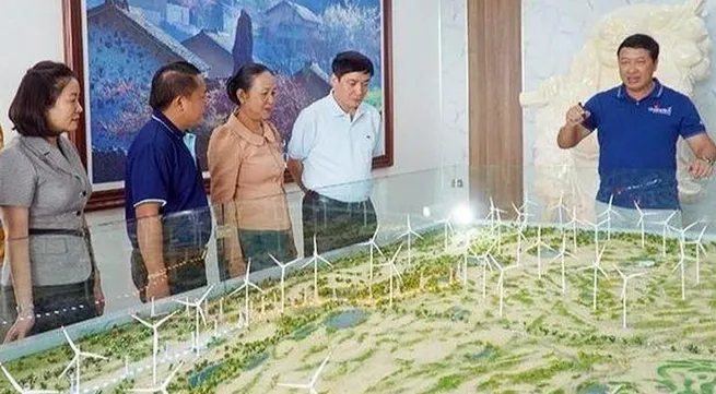 Lao officials visit wind farm in Quang Binh Province