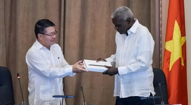 Cuban National Assembly receives gifts from Vietnam