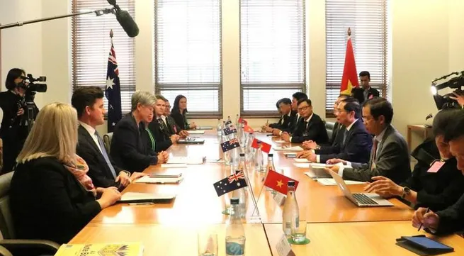 Australian FM affirms closeness of relations with Vietnam