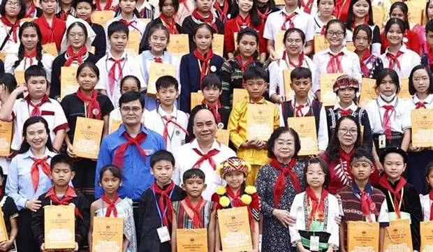 President meets outstanding children from ethnic groups