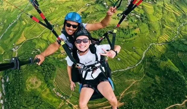 100 pilots join Khau Pha paragliding festival in Yen Bai