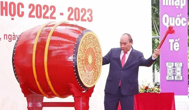 President beats drum to launch 2022-2023 academic year at high school in Hanoi