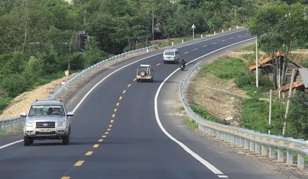 PM urges speeding up implementation of major expressway projects