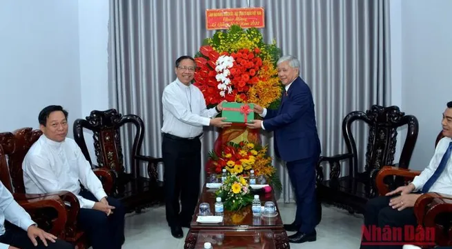 Fatherland Front leader extends Christmas greetings in Binh Thuan