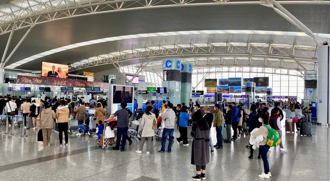 Noi Bai airport records busiest day as Tet holiday ends
