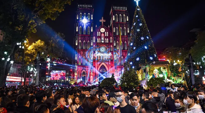 Festive Christmas atmosphere spread across big cities in Vietnam