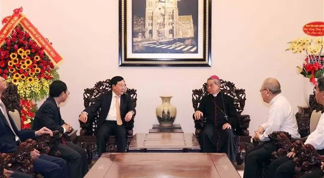 Senior officials visit southern Catholic, Protestant followers ahead of Christmas