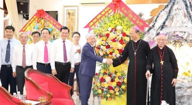 Front leader extends Christmas greetings to Xuan Loc Diocese