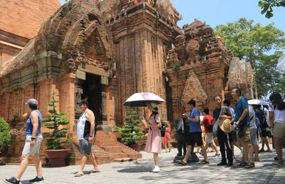 Provinces, cities welcome great number of visitors during holiday