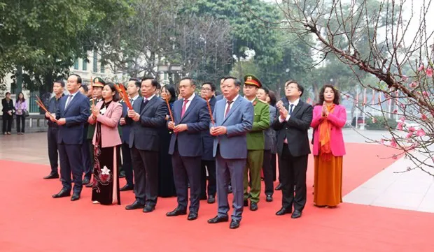 Hanoi officials pay tribute to ancestors ahead of Lunar New Year