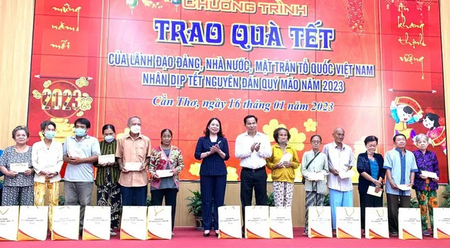 Party, State leaders present Tet gifts to disadvantaged people