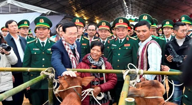 Senior Party official presents Tet gifts to poor people in Thua Thien Hue