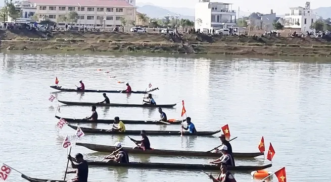 Kon Tum province holds dugout boat race