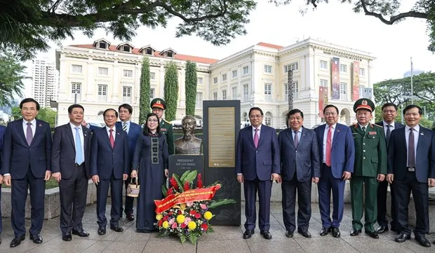 PM offers flowers at Ho Chi Minh Statue in Singapore