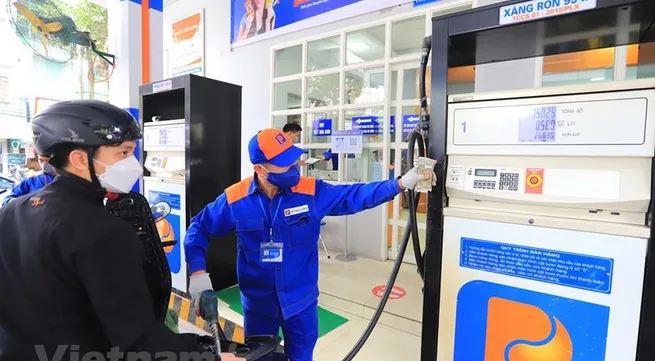 Prices of petrol hold, oil down 520-960 VND per litre from January 11